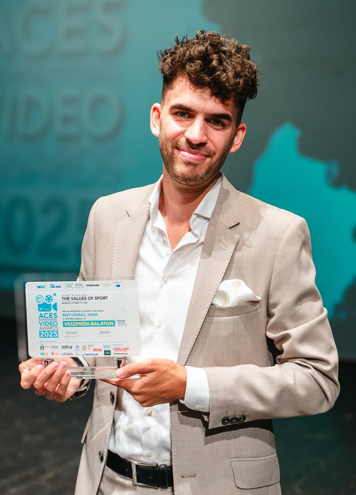 Máhl Kornél a Best Film díjjal az Aces International Video Awards gáláján